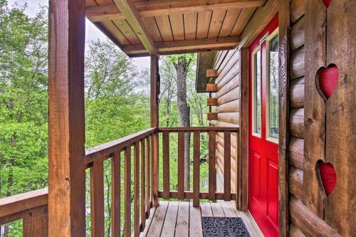 River Rush- Cozy Riverfront Cabin 5 Mi to Pigeon Forge