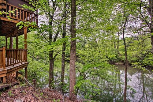 River Rush- Cozy Riverfront Cabin 5 Mi to Pigeon Forge