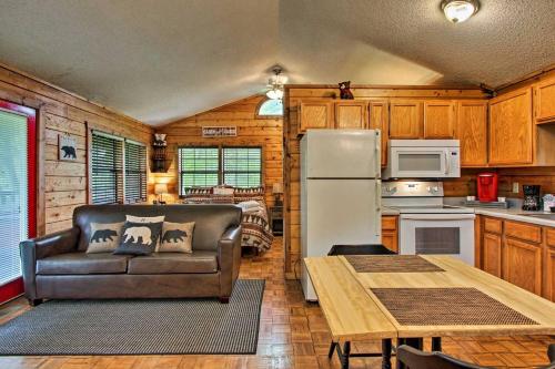 River Rush- Cozy Riverfront Cabin 5 Mi to Pigeon Forge