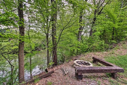 River Rush- Cozy Riverfront Cabin 5 Mi to Pigeon Forge