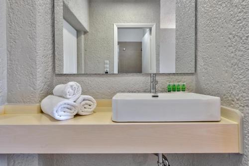 Halaris Rooms - image 8