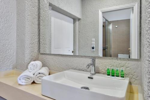 Halaris Rooms - image 11