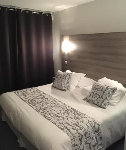 King Room with Pool View room in Hotel Albizzia