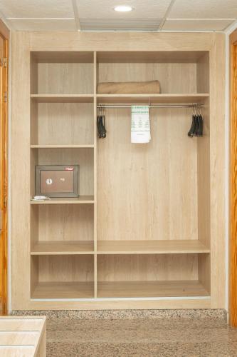 Habitación doble de 1 o 2 camas, vista parcial al mar