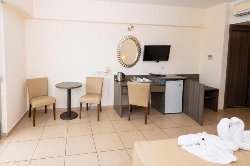 Double or Twin Room with Inland View image 10