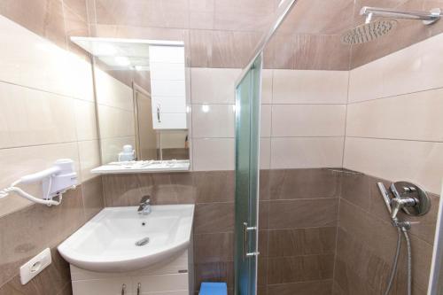 Superior Triple Room with Balcony and Sea View image 3