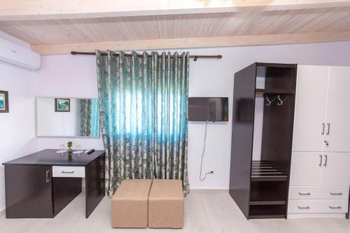 Superior Triple Room with Balcony and Sea View image 5