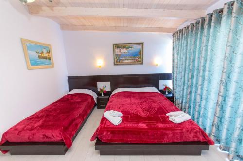 Superior Triple Room with Balcony and Sea View image 1