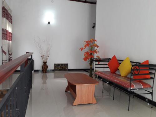 White Wall Hotel in Dompe