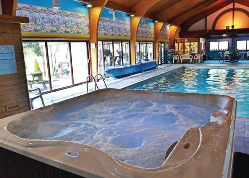 Karstais baseins, Pantglas Hall Holiday Lodges and Leisure Club in Llanegwad