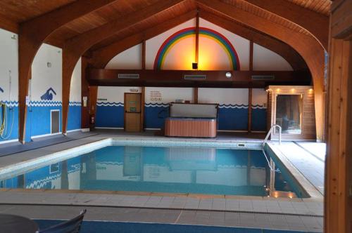 Karstais baseins, Pantglas Hall Holiday Lodges and Leisure Club in Llanegwad