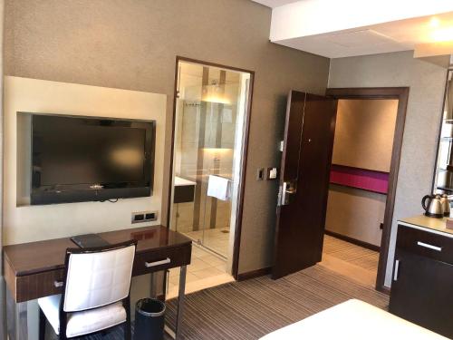 Economy Room image 6