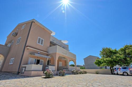 Deluxe One-Bedroom Apartment with Private Terrace - Disability Access image 6