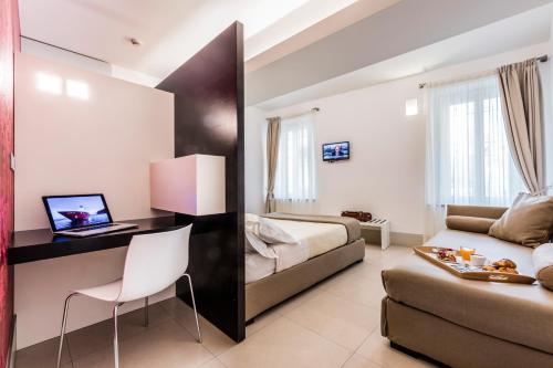 Savoy Hotel - image 11
