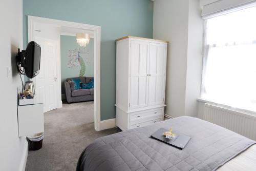 Queen Suite image 3