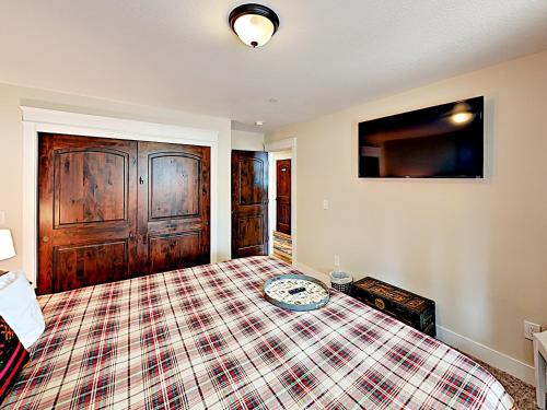 New Listing! Upscale Retreat W/ Hot Tub & Fireplace Home - image 8