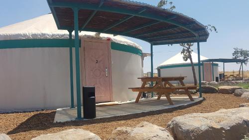 Létesítmények, Village on the Cliff in Givat Yoav