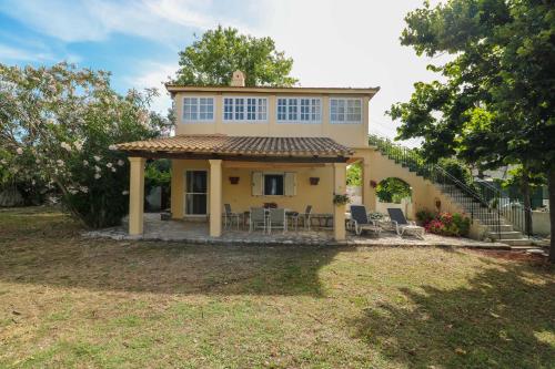 Suzana's house Upper floor gîte à louer Láfkion