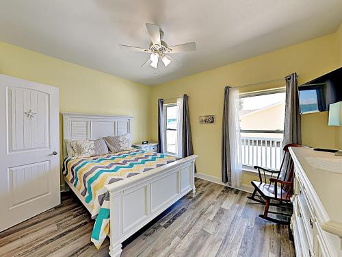 New Listing! Updated Retreat: Pool Walk To Beach Condo - image 5