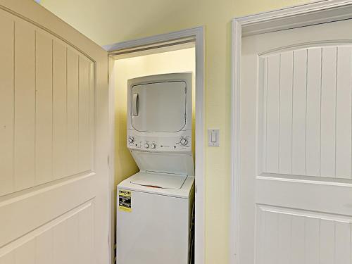New Listing! Updated Retreat: Pool Walk To Beach Condo - image 6