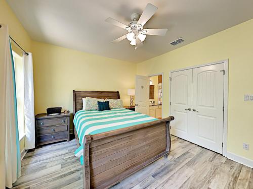 New Listing! Updated Retreat: Pool Walk To Beach Condo - image 9