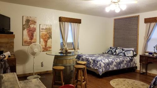 Almond Cabin in Fredericksburg, USA
