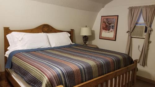 Almond Cabin in Fredericksburg, USA