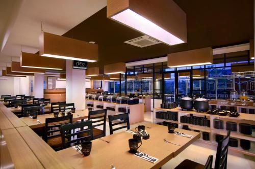 Restaurant, Hotel Neo Candi Simpang Lima - Semarang by ASTON in Candi