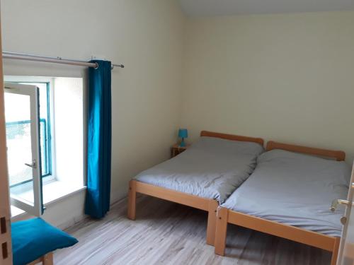 2 twin beds