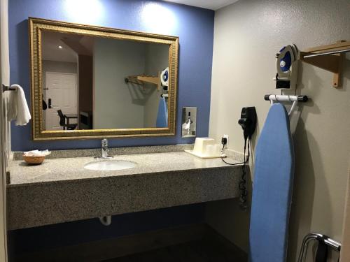 Camelot Inn and Suites in Houston, USA