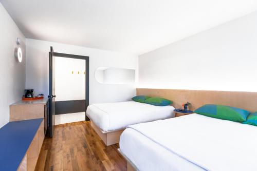 The Iris Motel - image 3