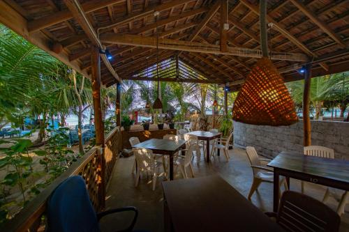 Restaurant, The Surf Access Guest House in Arugam Bay
