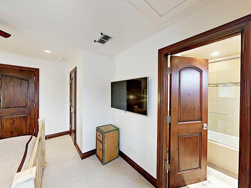 Mountain Gem Across From Slopes With Pool & Hot Tubs Townhouse - image 4