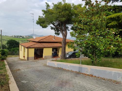  Orange house, Pension in Controguerra bei SantʼOmero