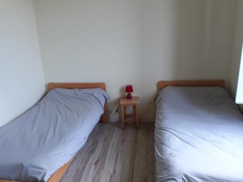 2 twin beds, 1 bunk bed
