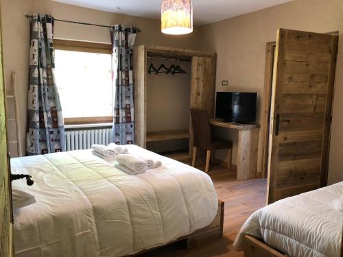 1 queen bed, 1 twin bed