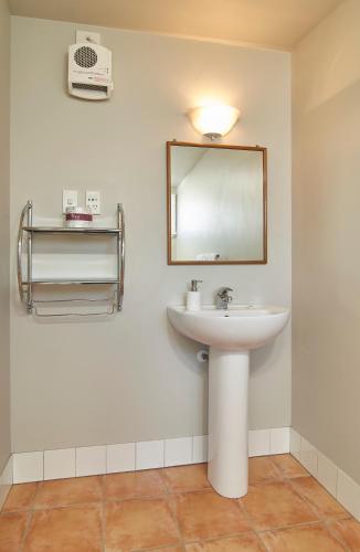 Standard Queen Room 4