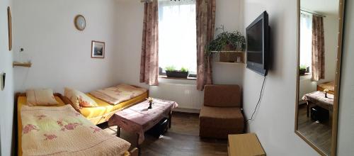 2 twin beds, 1 sofa bed