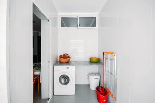  Fantastic Seaside Family Apartment with Pool in Parede