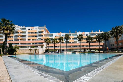 Fantastic Seaside Family Apartment with Pool