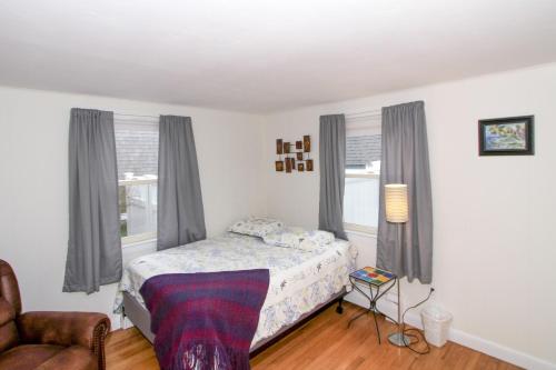 Walkable Falmouth Hts Beach Home - image 2