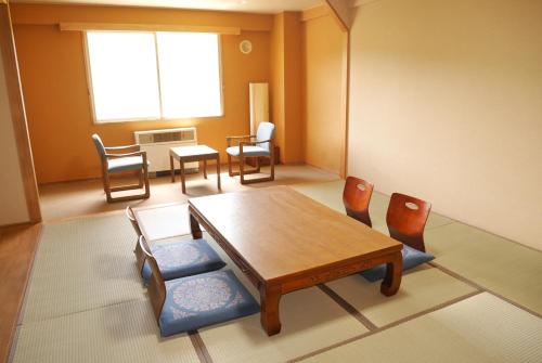 room detail thumbnail 2