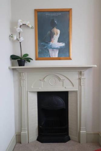 Stylish light-filled 1 Bedroom Flat In Hammersmith - image 12