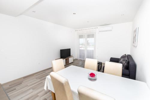 One-Bedroom Apartment image 10