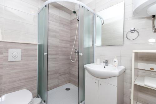 One-Bedroom Apartment image 6