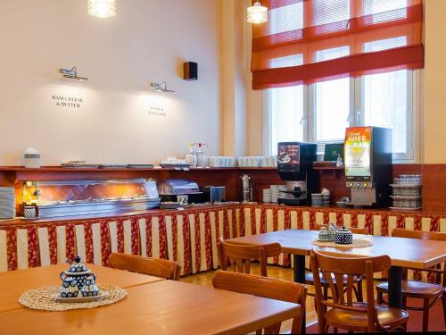 Cloister Inn Hotel - image 3