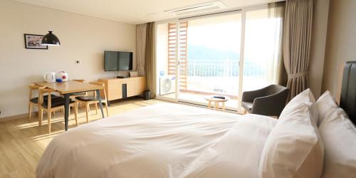 Inje Speedium Hotel & Resort Set in a prime location of Chuncheon-si, Inje speedium puts everything the city has to offer just outside your doorstep. The property offers guests a range of services and amenities designed to provid