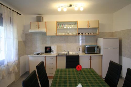 Konyha, Villa Roze in Tribulje