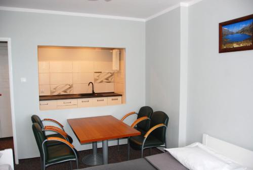 Zespół Tatry - Hotel Tatry i Budynek Turystyczny - image 3