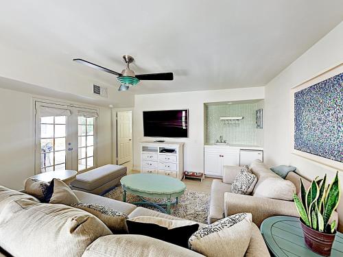 New Listing! Stunning Movie Colony With Private Pool Home - main image